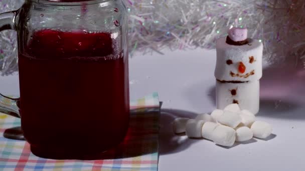 Fira Jul Med Frukt Punch Dryck Och Marshmallow Snögubbe Närbild — Stockvideo