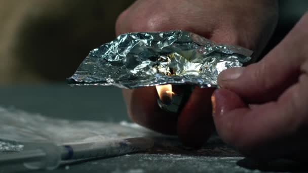 Drogadicto Quemando Heroína Lámina Cerca Cámara Lenta Mostrar Enfoque Selectivo — Vídeos de Stock