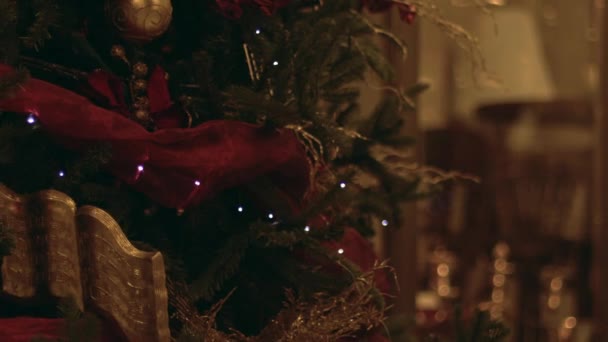 Traditionell Julgran Dekorerad Med Blinkande Ljus Närbild Zoom Skott Selektivt — Stockvideo