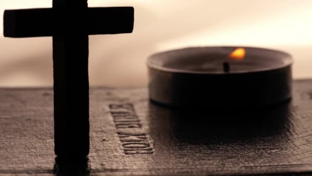 Svatá Bible Krucifix Čaj Světlo Svíčky Zblízka Makro Zoom Pomalý — Stock video