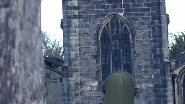 Iglesia Gótica Piedra Antigua Inglaterra Zoom Medio Tiro Enfoque Selectivo — Vídeo de stock