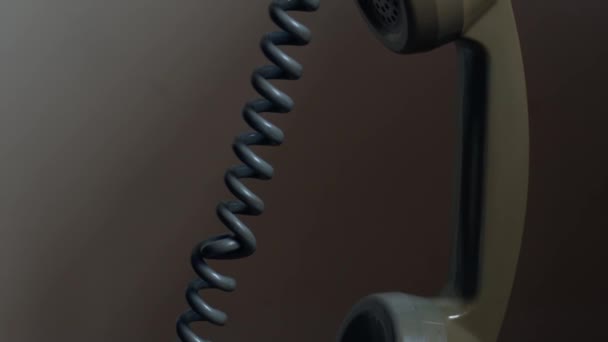 Vintage Roterende Telefoon Ontvanger Opknoping Close Slow Motion Zoom Kantelen — Stockvideo