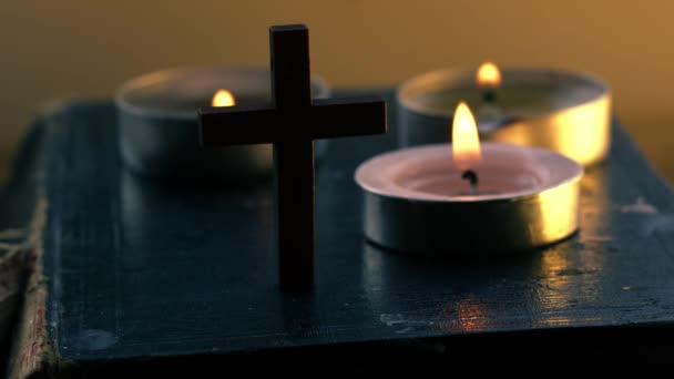 Sfânta Biblie Crucifix Lumânări Lumină Ceai Închide Mișcarea Lentă Macro — Videoclip de stoc