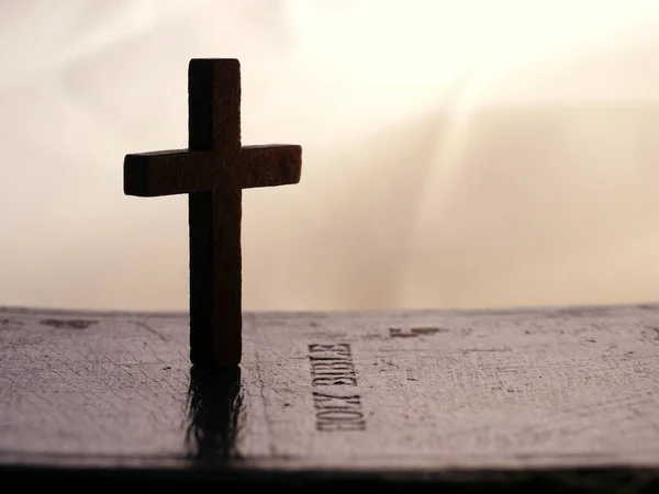 Santa Biblia Con Crucifijo Madera Cruz Cerca Macro Tiro Enfoque —  Fotos de Stock