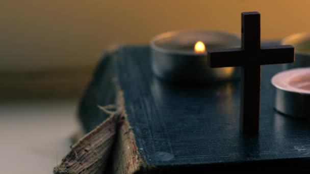 Bíblia Sagrada Com Cruzes Velas Luz Chá Close Dolly Tiro — Vídeo de Stock