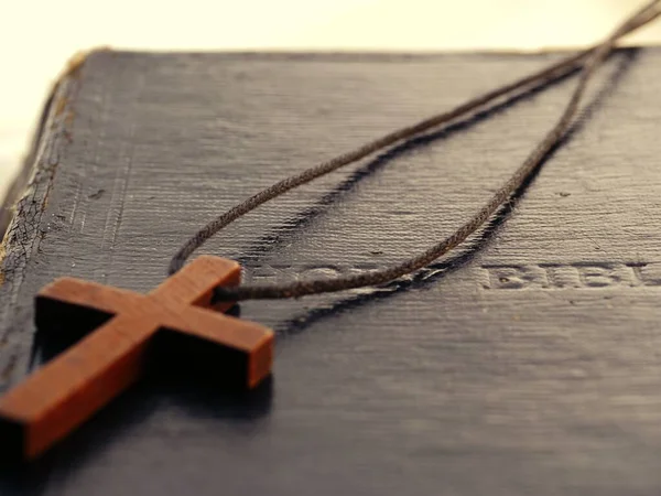 Sacra Bibbia Con Croce Crocifisso Legno Primo Piano Colpo Fuoco — Foto Stock