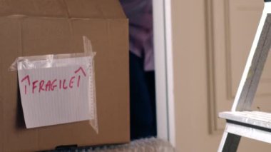 Karton kutularla eve taşınırken orta çekim, yavaş çekim, seçici odak noktası 