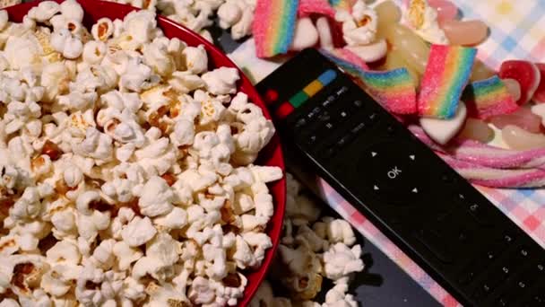 Televisore Distanza Con Popcorn Caramelle Sfondo Dolly Slow Motion Close — Video Stock