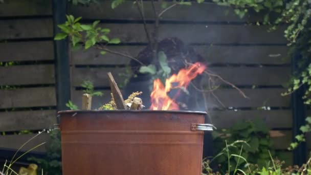 소각기에서 불타는 정원과 쓰레기 클로즈업 슬로우 선택적인 — 비디오