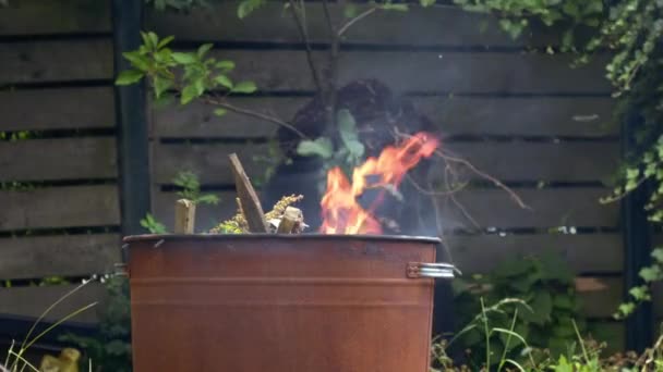 Jardín Casa Quema Basura Incinerador Cubo Cerca Tiro Zoom Cámara — Vídeos de Stock