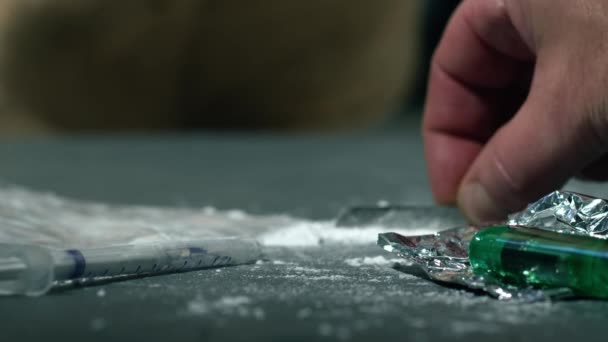 Drogadicto Preparando Líneas Heroína Para Inyección Cámara Lenta Enfoque Selectivo — Vídeos de Stock