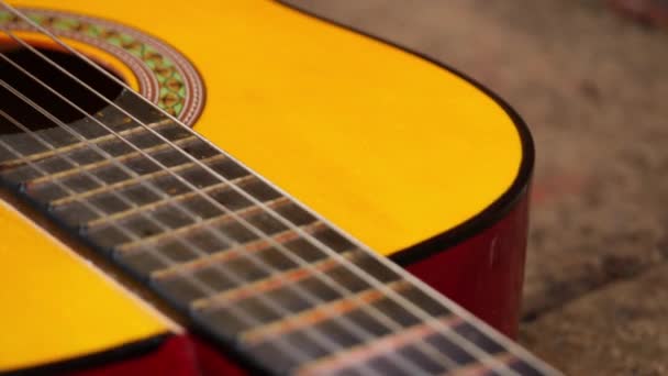 Κλασσικές Χορδές Κιθάρας Και Νευράκια Close Dolly Shot Επιλεκτική Εστίαση — Αρχείο Βίντεο