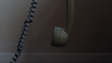 Klasik döner telefon alıcısı yavaş çekim zoom seçici odak yakın asılı