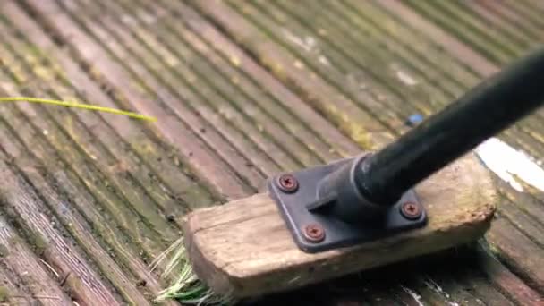 Limpieza Antigua Cubierta Madera Desgastada Con Cepillo Tiro Medio Baja — Vídeos de Stock
