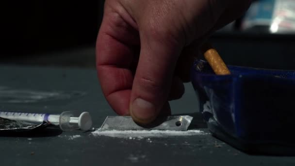 Drogadicto Preparando Líneas Cocaína Cerca Cámara Lenta Zoom Tiro Enfoque — Vídeos de Stock