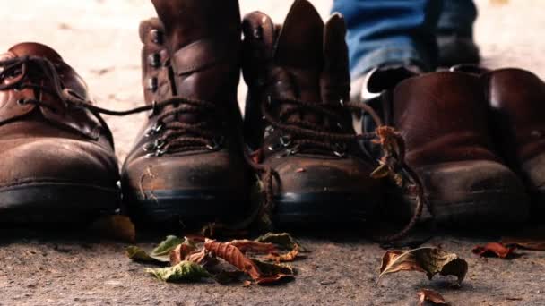 Pasangan Sepatu Bot Tua Kotor Untuk Bekerja Menutup Fokus Selektif — Stok Video