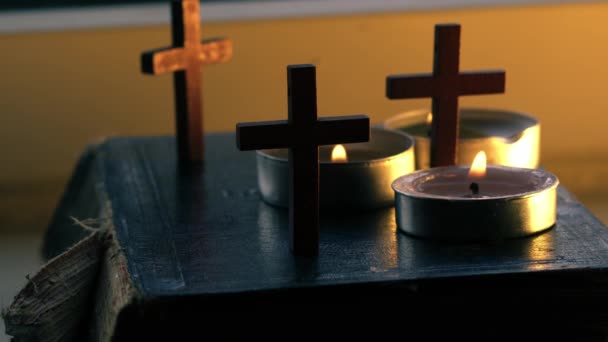 Svatá Bible Krucifix Čaj Světlo Svíčky Zblízka Zpomalit Výstřel Selektivní — Stock video