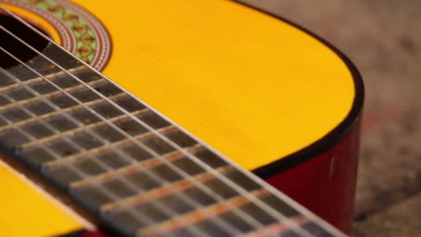 经典的吉他弦和烦躁的特写镜头缩放选择焦点 — 图库视频影像