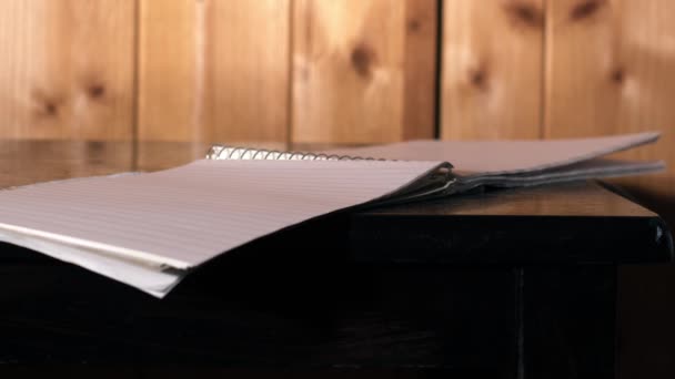 Вентилятор Офисного Стола Раздувает Бумажный Блокнот — стоковое видео