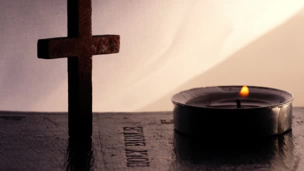 Bíblia Sagrada Com Crucifixo Velas Luz Chá Fechar Macro Câmera — Vídeo de Stock