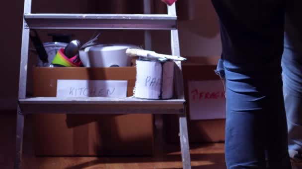Redecorando Cocina Con Pintura Escaleras Fuerza Medio Tiro Enfoque Selectivo — Vídeo de stock