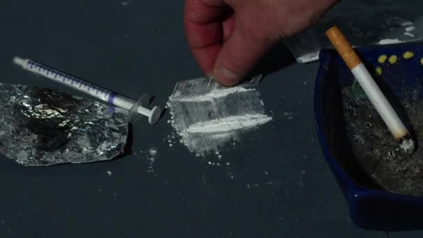 Tossicodipendenti Che Preparano Linee Cocaina Vicino Zoom Rallentatore Mostrano Una — Video Stock
