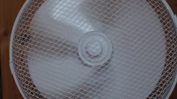 Ventilateur Bureau Sur Fond Bois Slow Motion Focus Sélectif — Video