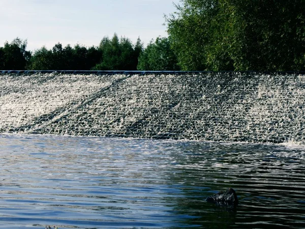 Gushing Água Uma Estação Energia Weir Tiro Amplo Foco Seletivo — Fotografia de Stock