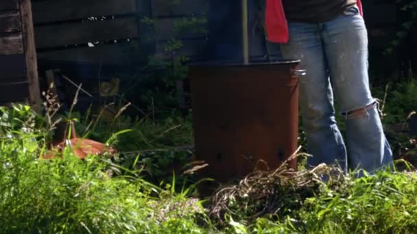 Kobieta Używająca Spalarni Śmieci Pozbywania Się Śmieci Szeroki Strzał Zoom — Wideo stockowe