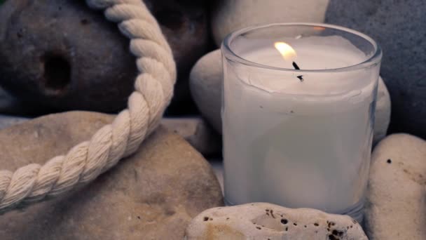 Entspannende Zen Kerze Und Steine Meditation Anzeige Nahaufnahme Schwenken Zoom — Stockvideo