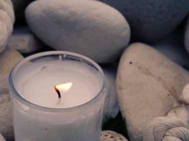 Zen mumu ve taşlar dinleniyor meditasyon seçici odağı kapat 