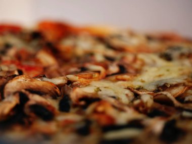 Peynirli ve mantarlı pizza. Makro çekim odaklı.