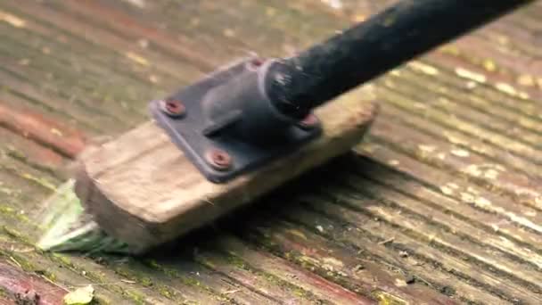 Limpieza Antigua Cubierta Madera Desgastada Con Cepillo Cerca Tiro Cámara — Vídeo de stock