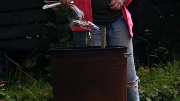 妇女使用垃圾桶焚化炉处置垃圾宽投篮变焦慢动作选择性焦距 — 图库视频影像