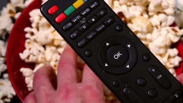 Ruka Dálkovým Televizorem Popcorn Pozadí Zoom Zpomalení Film Zblízka Selektivní — Stock video