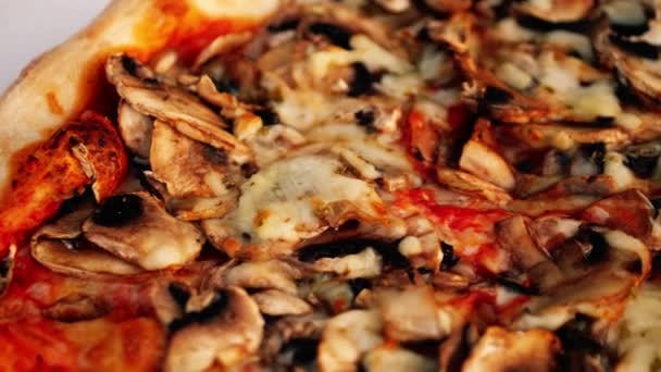 Ser Pizza Grzybowa Zbliżenie Panning Strzał Selektywny Ostrość — Wideo stockowe