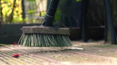 Eski, yıpranmış ahşap güverteyi fırçayla temizliyorum. Düşük çekim yavaş çekim. 4k seçici odak noktası. 
