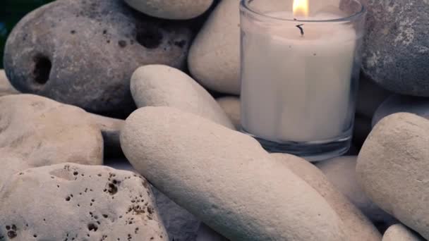 Relaks Zen Świeca Kamienie Medytacja Wyświetlacz Zbliżenie Zoom Powolny Ruch — Wideo stockowe