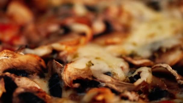 奶酪和蘑菇披萨近距离宏观缩放镜头选择性聚焦 — 图库视频影像