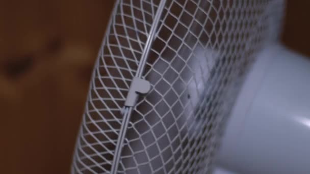 Büroschreibtisch Ventilator Zirkulierende Luft Zeitlupe Nahaufnahme Selektiver Fokus — Stockvideo