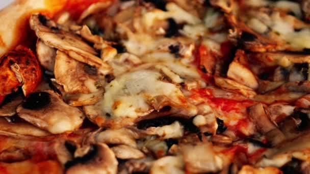 Pizza Queso Champiñones Cerca Zoom Panorámico Tiro Enfoque Selectivo — Vídeos de Stock