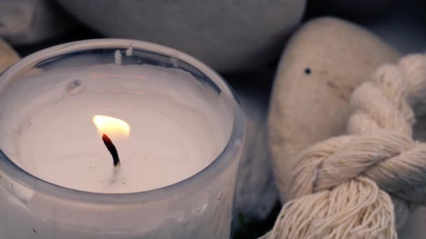 放松Zen蜡烛和石头冥想显示近距离缩放慢动作选择性聚焦 — 图库视频影像