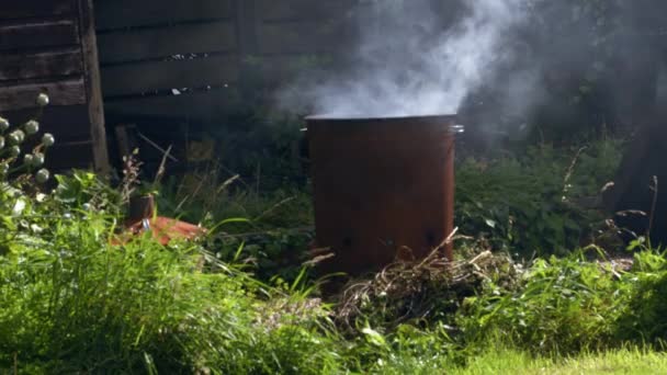 Jardim Casa Queima Lixo Incinerador Bin Tiro Largo 4Kslow Foco — Vídeo de Stock