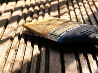 Ahşap döşeme, yakın çekim seçici odak için boya fırçası