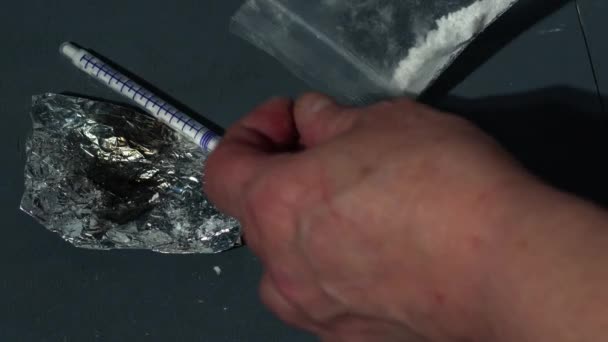 Drogově Závislý Příprava Linek Heroinu Pro Injekci Střední Zpomalení Zoom — Stock video