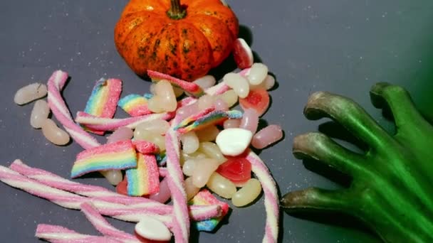 Gruselige Hand Mit Bonbons Zum Tricksen Oder Leckereien Für Halloween — Stockvideo
