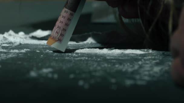 Drogadicto Inhalando Líneas Cocaína Cerca Cámara Lenta Muestran Enfoque Selectivo — Vídeos de Stock