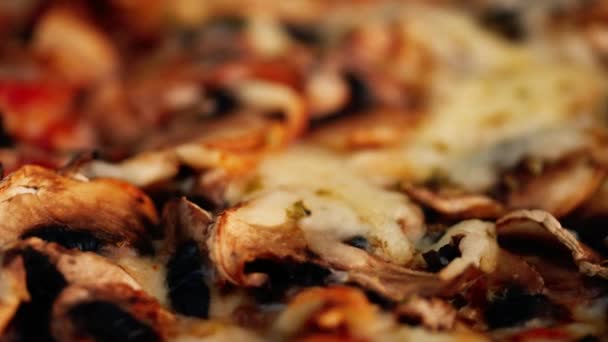Pizza Brânză Ciuperci Close Zoom Focalizare Selectivă — Videoclip de stoc