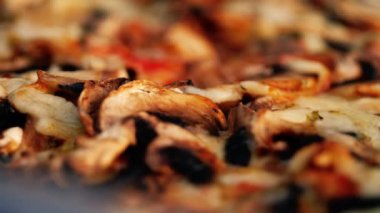 Peynirli ve mantarlı pizza. Kapalı çekimde zoom çekimine odaklan.