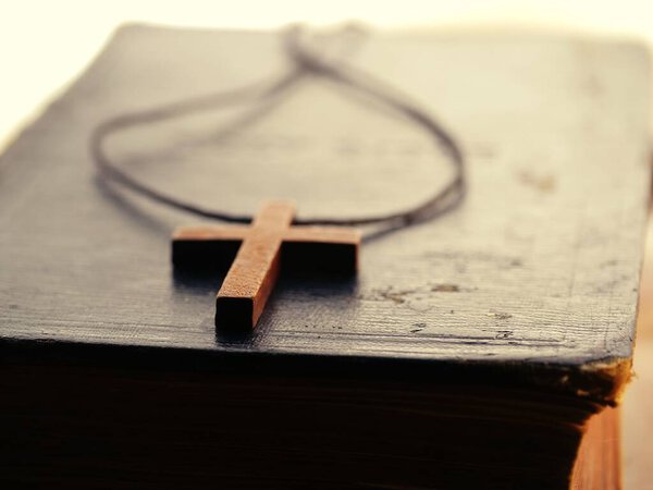 Santa Biblia Con Crucifijo Madera Cruz Cerca Tiro Enfoque Selectivo — Foto de Stock